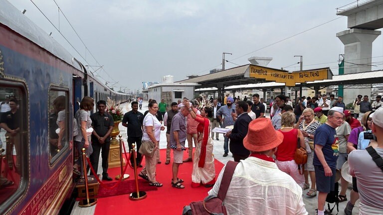 Roter Teppich für die Fahrgäste des Deccan Odyssey in Vadodara, den früheren Badora.