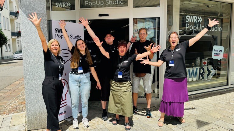 "Wir freuen uns auf viel Besuch und Gespräche!" Das Team aus dem Studio Friedrichshafen eine Woche zu Gast in Mengen mit dem SWR PopUp Studio.