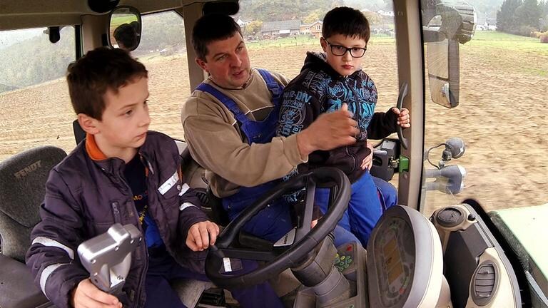 Schlepperfahren auf dem eigenen Acker