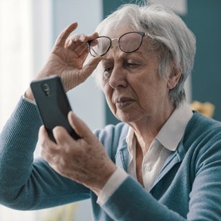 Frau hat Probleme beim Sehen