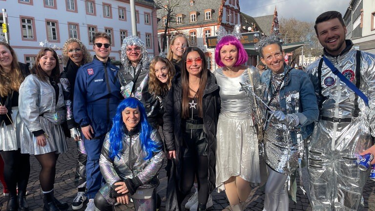 Weiberfastnacht auf dem Mainzer Schillerplatz: Eine gruppe als Astronauten verkleidet.