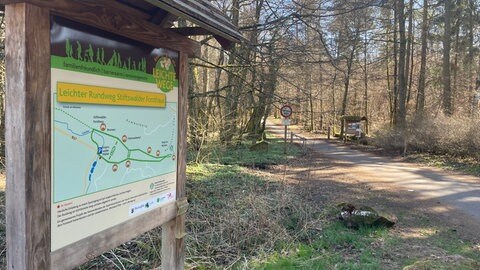 Schilder im Wald, die auf einen sogenannten Leichten Weg hinweisen.