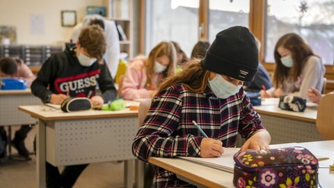 Schüler einer sechsten Klasse tragen im Unterricht Gesichtsmasken 