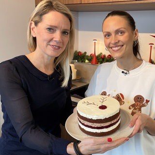 Susanne Nett und Evelin Blum halten gemeinsam eine Rudolph-Torte.
