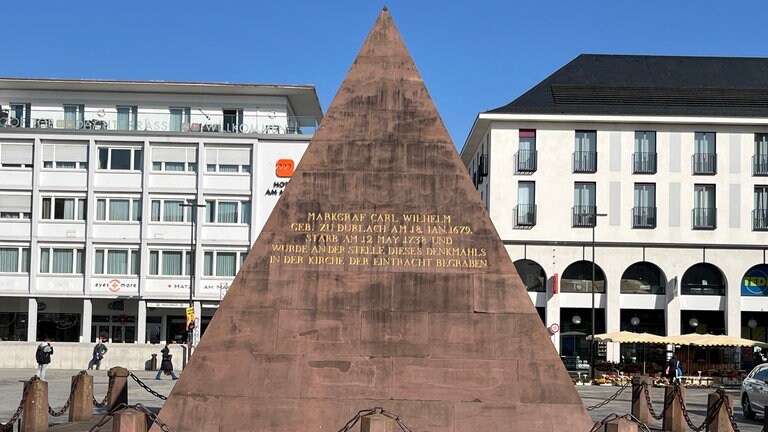 Bauwerke in Karlsruhe von Friedrich Weinbrenner: Die Pyramide auf dem Karlsruher Marktplatz, die Grabstätte des Stadtgründers Markgraf Karl Wilhelm.