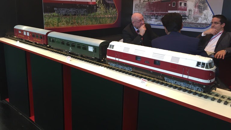 Neuheit von Piko 2017: Die Br. 118 mit 2 Rekowagen.