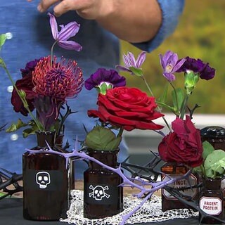 Tischdeko mit Rose und Apotherkerfläschen