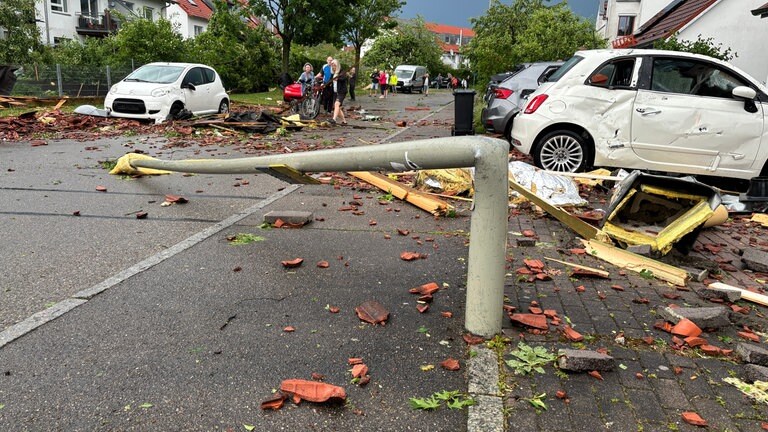 Sogar eine Straßenlaterne wurde von den starken Windböhen umgeknickt. 