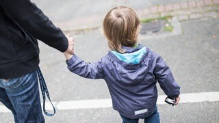 Eine Frau hält ein Kind an der Hand. (Symbolbild) Im SWR-Interview spricht Jan Kepert, Experte für Kinder- und Jugendhilferecht, über die Aufgaben des Jugendamts. 