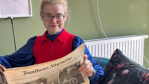 Die Autorin Sasa Hanten mit einer Tageszeitung vom 12.September 2001.