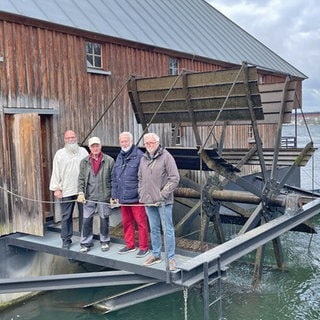 Das ehrenamtliche Team der Schiffsmühle Ginsheim vor ihrem Lebenswerk
