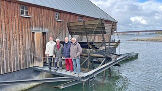 Das ehrenamtliche Team der Schiffsmühle Ginsheim vor ihrem Lebenswerk