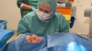 Daniela und Ärztin Serena Preyer am Ende der Ohren-OP. Die Patientin kann jetzt wieder auf beiden Ohren richtig hören.