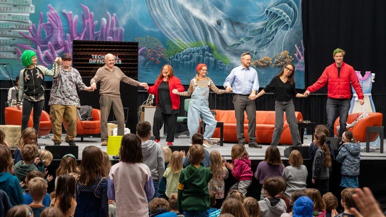 Live-Kinderhörspiel 2023, alle Schauspieler verbeugen sich nach der Vorstellung