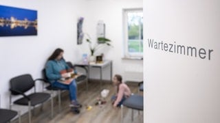 Ein Kind sitzt im Wartezimmer. Die Versorgung mit Plätzen für Psychotherapie für Kinder sind in RLP bundesweit am schlechtesten.