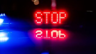 Im Donnersbergkreis beschäftigt eine kuriose Kontrolle die Polizei, bei der ein junger Fahrer ohne Führerschein, ohne Zulassung und mit Notrad unterwegs war.