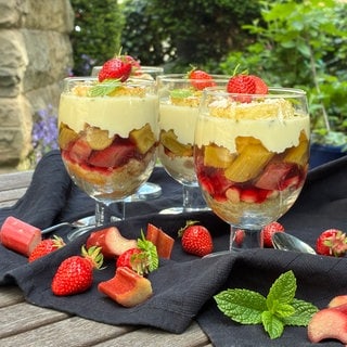 Das Dessert Rhabarber Trifle in Gläsern angerichtet. Rhabarber-Liebe pur und Schicht für Schicht ein Genuss: Dieses Rezept für Rhabarber Trifle schmeckt frisch, cremig und unfassbar gut. 