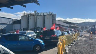 Mitarbeitende von ZF in Ahrweiler demonstrieren mit einem Autokorso für den Umzug des Werks nach Niederzissen.