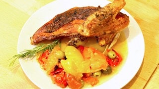 Mediterranes Hähnchen mit Gartengemüse mit Gemüse auf einem Teller