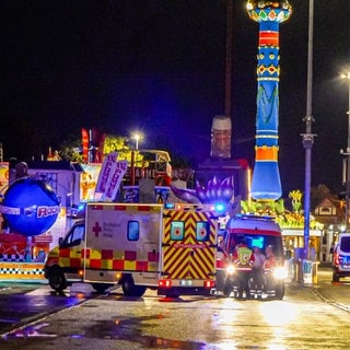 Großeinsatz für die Polizei auf dem Cannstatter Wasen: In einem der Festzelte ist am Montagabend ein Streit zwischen Schaustellern ausgeartet.
