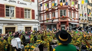 Die Hästrägerinnen - und träger stellen sich für den großen Umzug durch Waldshut auf. 