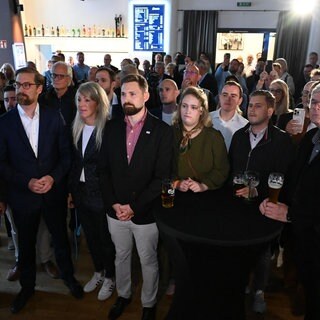 CDU-Anhänger reagieren auf die Prognose zur Landtagswahl in Mecklenburg-Vorpommern.