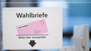 Ein Schild in einem Wahlbüro, welches darauf hinweist, wo man seine Wahlbriefe einwerfen kann. Schon zwei Wochen vor der Bundestagswahl sind viele Briefwahlbüros in Baden-Württemberg geöffnet.