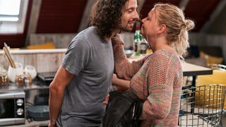 Albert (Alessio Hirschkorn) und Saskia (Mona Schmid) verliebt in Alberts Wohnung