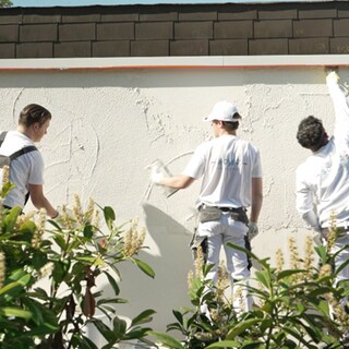 Drei Jungs arbeiten an Wand