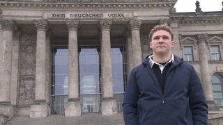 Der Generalsekretär der Bundesschülerkonferenz Quentin Gärtner aus Waiblingen steht vor dem Bundestag.