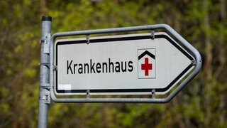 Ein Schild weist den Weg zu einer Klinik. Die Krankenhausreform soll überarbeitet werden. Auch BW hat Änderungswünsche.