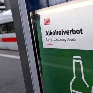Alkoholkonsum ist ab dem 15. Oktober 2026 in allen Bahnhöfen verboten.