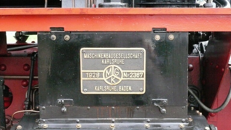 Bahnhof Achern. Das Schild ist Zeuge, wie alt diese Bahn ist.