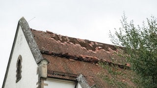 Das Dach der St. Pankratius Kirche im Singener Ortsteil Bohlingen (Kreis Konstanz) ist nach schweren Unwettern beschädigt.