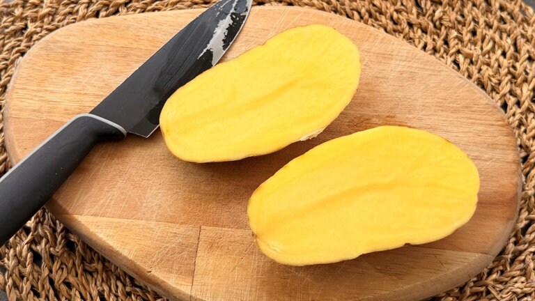 Die Kartoffeln mit einem Messer halbieren. 
