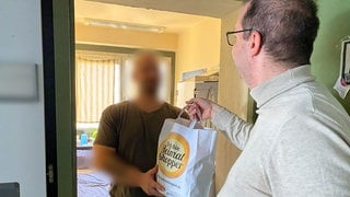 Geschenke für die Häftlinge: Weihnachten im Knast herrscht eine bedrückte Stimmung - in der JVA Frankenthal gab es dieses Jahr Geschenke für die Gefangenen.