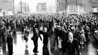Demonstranten, die sich während der blutigen Unruhen am 17. Juni 1953 in Ostberlin an der Sektorengrenze versammelten