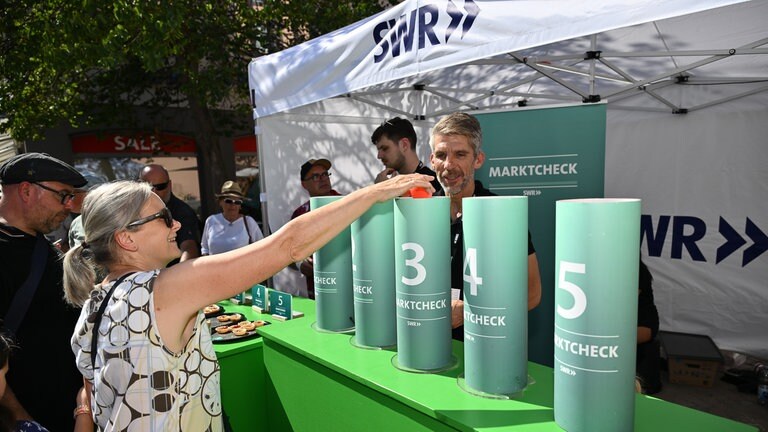 Die SWR Festivalmeile und Festivalbühne auf den SWR Sommerfestival in Speyer.
