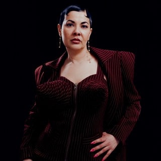 Reyhan Şahin aka Lady Bitch Ray schaut ernst in die Kamera.