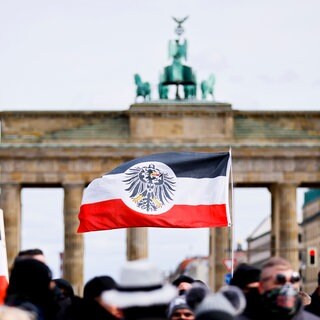 Teilnehmer an einer Demonstration von Rechtsextremisten und 'Reichsbürgern' vor dem Brandenburger Tor 2021. Peter R. Neumann ist einer der international gefragtesten Extremismusforscher. Er analysiert Methoden, Ziele und Beweggründe von rechtspopulistischen Bewegungen und spricht darüber in SWR1 Leute.
