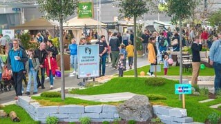 Besucherinnen und Besucher im Bereich "Garten" auf der Messe "IBO" 
