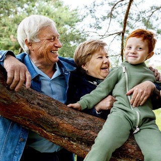 Großeltern und Enkel im Wald: Wenn Kinder und Zeit mit Oma und Opa verbringen, macht das nicht nur einfach Spaß, sondern alle profitieren – auch die Eltern.