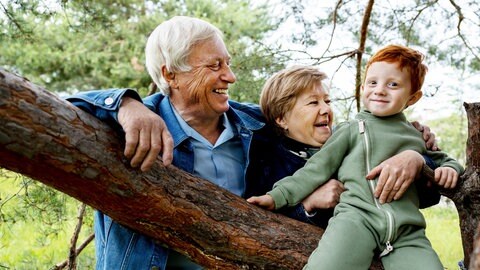Großeltern und Enkel im Wald: Wenn Kinder und Zeit mit Oma und Opa verbringen, macht das nicht nur einfach Spaß, sondern alle profitieren – auch die Eltern.