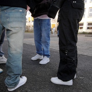 Schüler auf einem Schulhof - an Schulen im Land gibt es immer mehr Fälle von Gewalt und Vandalismus 