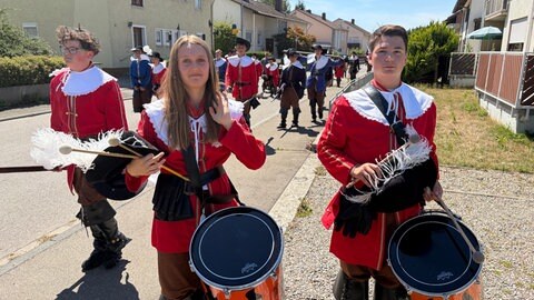 Geschafft! Marie und David durchgeschwitzt am Ende des Festumzugs.