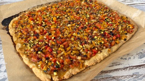 Paprikakuchen mit Zucchini und Oliven