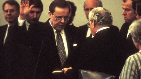 Walter Wallmann (CDU) leistet am 6. Juni 1986 im Bonnder Bundestag seinen Amtseid als erster Bundesumweltminister