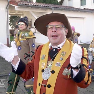 Narren beim Eiersammeln auf der Straße