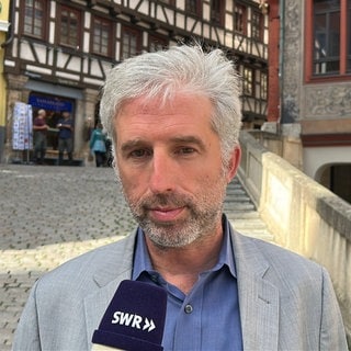Der Tübinger Oberbürgermeister Boris Palmer (parteilos) in einem Interview vor dem Rathaus.