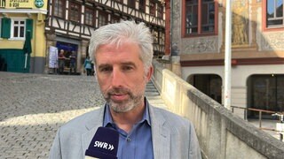 Der Tübinger Oberbürgermeister Boris Palmer (parteilos) in einem Interview vor dem Rathaus.